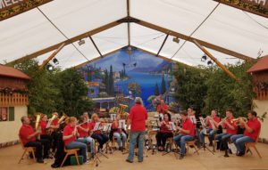 Das Orchester auf der schön dekorierten Bühne